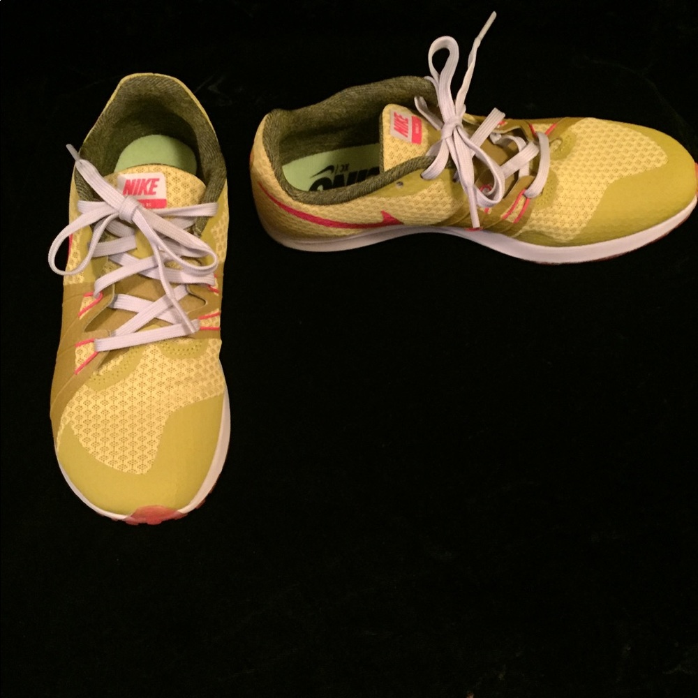 Women's Nike Zoom racing shoe.